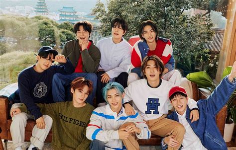 tommy hilfiger stray kids.